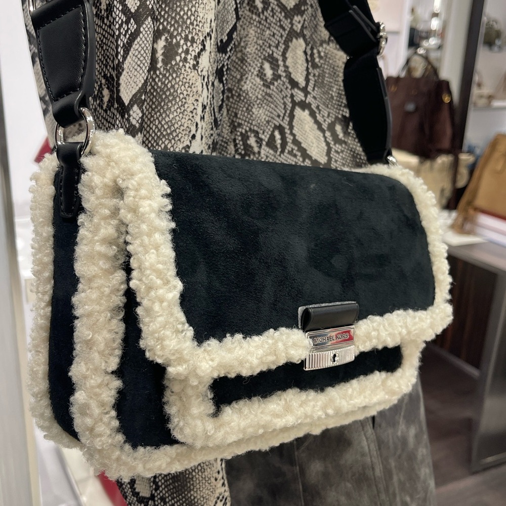 MICHAEL KORS Bradshaw Medium Suede and Faux Shearling Messenger Bag
Black 
NWT - Picture 15 of 16